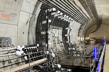 The alternative text describes what can be seen in the picture.