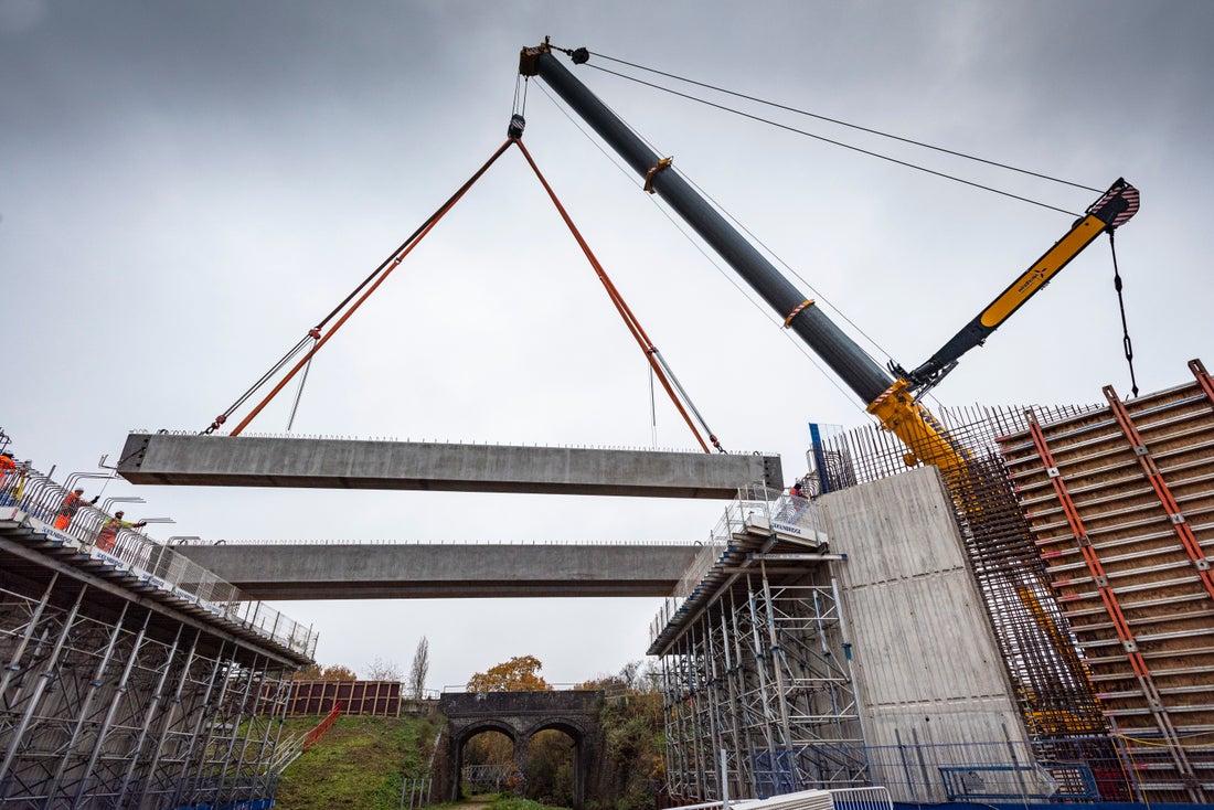 Lifting of sections of the River Pinn bridge as part of the HS2 London Tunnels and Approaches
