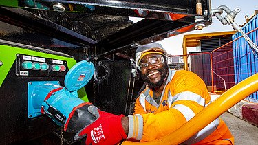 Man charging a crane at the Canterbury Road Vent Shaft, HS2’s first diesel-free site.