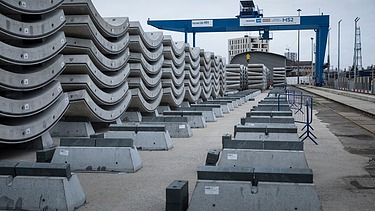 The Logistics Hub receives deliveries of pre-cast tunnel segments from the STRABAG Advanced Manufacturing Facility in Hartlepool. 