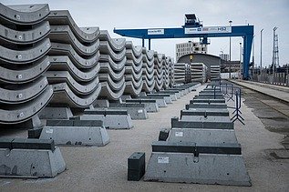 The Logistics Hub receives deliveries of pre-cast tunnel segments from the STRABAG Advanced Manufacturing Facility in Hartlepool. 